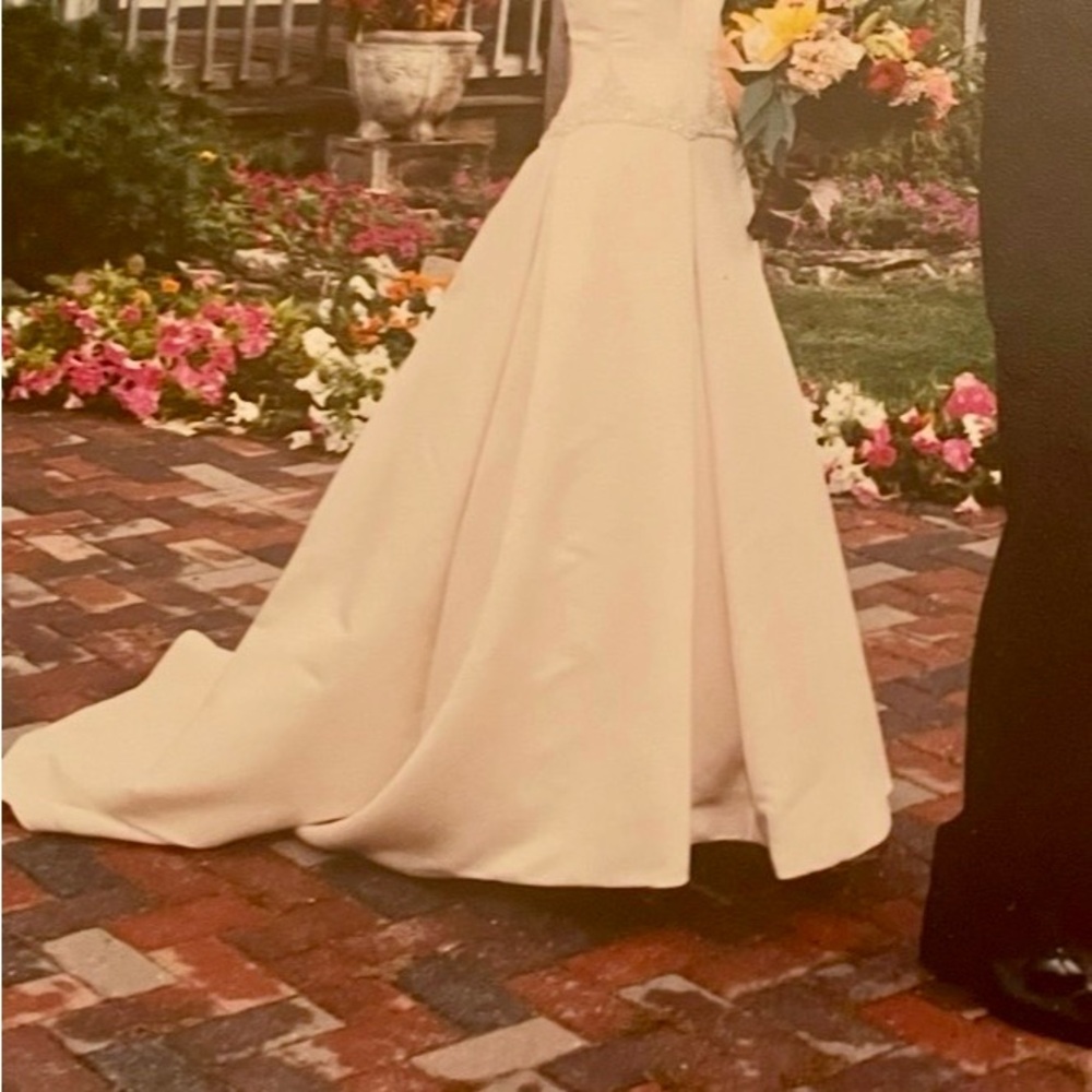 Elegant Ecru Off-Shoulder Wedding Dress - Picture 3 of 7